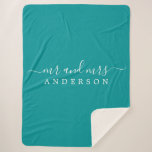 Chic Newlywed Mrs. Green Monogram Sherpadecke<br><div class="desc">Chic, modern mit Monogramm Sherpa-Decke mit dem Text Mr. und Mrs. in weißer eleganter Schrift auf grünem Hintergrund. Fügen Sie einfach Ihren verheirateten Namen hinzu. Das farbenfrohe Grün wird für dieses stilvolle Design verwendet. Perfektes Luxusgeschenk für das frisch vermählte Paar. Wenn Sie Hilfe oder passende Produkte benötigen, kontaktieren Sie uns...</div>