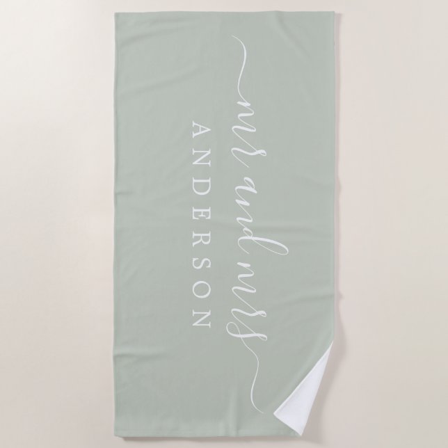 Chic Newlywed Mrs Pastel Green Mit Monogramm Strandtuch (Vorderseite)
