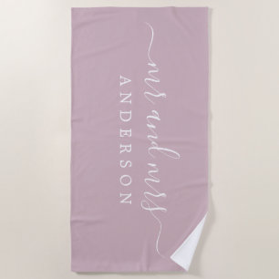 Chic Newlywed Mrs Pastel Lila Mit Monogramm Strandtuch