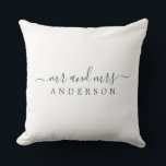 Chic Newlywed Mrs. Schwarz-weiß Monogram Kissen<br><div class="desc">Chic, modernes mit Monogramm Schwarz-Weiß-Kissen mit dem Text Mr. und Mrs. in schwarz elegantem Drehbuch auf weißem Hintergrund. Fügen Sie einfach Ihren verheirateten Namen hinzu. Perfektes Geschenk für das frisch verheiratete Paar. Exklusiv für Sie entworfen von Happy Dolphin Studio. Wenn Sie Hilfe oder passende Produkte benötigen, kontaktieren Sie uns bitte...</div>