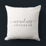 Chic Newlywed Mrs. Schwarz-weiß Monogram Kissen<br><div class="desc">Chic, modernes mit Monogramm Schwarz-Weiß-Kissen mit dem Text Mr. und Mrs. in schwarz elegantem Drehbuch auf weißem Hintergrund. Fügen Sie einfach Ihren verheirateten Namen hinzu. Perfektes Geschenk für das frisch verheiratete Paar. Exklusiv für Sie entworfen von Happy Dolphin Studio. Wenn Sie Hilfe oder passende Produkte benötigen, kontaktieren Sie uns bitte...</div>