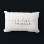 Chic Newlywed Mrs. Schwarz-weiß Monogram Lendenkissen<br><div class="desc">Chic, modernes mit Monogramm Schwarz-Weiß-Kissen mit dem Text Mr. und Mrs. in schwarz elegantem Drehbuch auf weißem Hintergrund. Fügen Sie einfach Ihren verheirateten Namen hinzu. Perfektes Geschenk für das frisch verheiratete Paar. Exklusiv für Sie entworfen von Happy Dolphin Studio. Wenn Sie Hilfe oder passende Produkte benötigen, kontaktieren Sie uns bitte...</div>