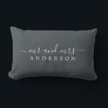 Chic Newlywed Mrs. Schwarz-weiß Monogram Lendenkissen<br><div class="desc">Chic, modernes mit Monogramm Schwarz-Weiß-Kissen mit dem Text Mr. und Mrs. in weißer eleganter Schrift. Fügen Sie einfach Ihren verheirateten Namen hinzu. Für dieses stilvolle Design wird der schwarz-schwarze Wald verwendet. Perfektes Luxusgeschenk für das frisch vermählte Paar. Exklusiv für Sie entworfen von Happy Dolphin Studio. Wenn Sie Hilfe oder passende...</div>
