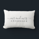 Chic Newlywed Mrs. Schwarz-weiß Monogram Lendenkissen<br><div class="desc">Chic, modernes mit Monogramm Schwarz-Weiß-Kissen mit dem Text Mr. und Mrs. in schwarz elegantem Drehbuch auf weißem Hintergrund. Fügen Sie einfach Ihren verheirateten Namen hinzu. Perfektes Geschenk für das frisch verheiratete Paar. Exklusiv für Sie entworfen von Happy Dolphin Studio. Wenn Sie Hilfe oder passende Produkte benötigen, kontaktieren Sie uns bitte...</div>
