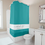 Chic Newlywed Mrs. Tropical Green Monogram Duschvorhang<br><div class="desc">Chic tropisch grün monogramm Duschvorhang mit dem Text Mr. und Mrs. in off-schwarz elegante Drehbuch. Das farbenfrohe Grün wird für dieses stilvolle Design verwendet,  das Sie mit Ihrem verheirateten Namen anpassen können. Perfektes Luxusgeschenk für das frisch vermählte Paar. Exklusiv für Sie entworfen von Happy Dolphin Studio.</div>
