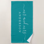 Chic Newlywed Viridian Green Mit Monogramm Strandtuch<br><div class="desc">Chic grünes mit Monogramm Strandtuch mit dem großen Text Mr. und Mrs. in weißer eleganter Schrift. Dieses luxuriöse Strandtuch wird in viridianischem Grün in Farbe verwendet,  das Sie mit Ihrem verheirateten Namen anpassen können. Perfektes Geschenk für das frisch verheiratete Paar. Exklusiv für Sie entworfen von Happy Dolphin Studio.</div>