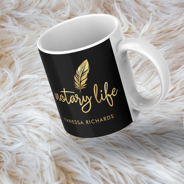 Chic Notary Life Black Gold Feather Modern Script Kaffeetasse (Von Creator hochgeladen)