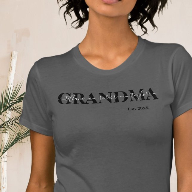 Chic Oma mit Kids Names Year T - Shirt (Von Creator hochgeladen)