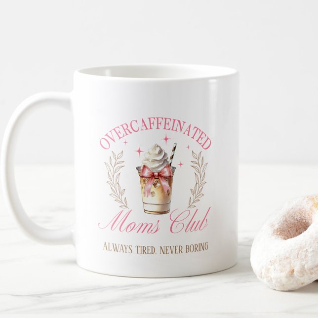 Chic Overcaffeinated Mama Club Mütter Day Coffee Kaffeetasse (Overcaffeinated Moms Club mug, “Always Tired, Never Boring”, bow, iced coffee, pink, gold.)