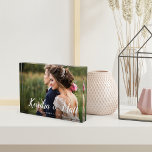 Chic Overlay | Personalisierter Hochzeitsblock Fot Fotoblock<br><div class="desc">Eleganter Hochzeitsblock mit Ihrem bevorzugten horizontalen oder landschaftlich orientierten Hochzeitsfest-Foto-Foto. Ihre Namen erscheinen in handgeschriebenen,  schicken weißen Schriftzeichen als Text-Overlay mit Ihrem Hochzeitstermin unten.</div>