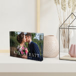 Chic Overlay | Personalisierter Hochzeitsblock Fot Fotoblock<br><div class="desc">Eleganter Hochzeitsblock mit Ihrem bevorzugten horizontalen oder landschaftlich orientierten Hochzeitsfest-Foto-Foto. Ihre Namen erscheinen in schick weißer Blockschrift als Text-Overlay mit dem Hochzeitstermin unten.</div>