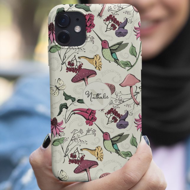 Chic Pale Yellow Hummingbird Garden Monogram Case-Mate iPhone Hülle (Chic Pale Yellow Custom Monogram & Name Hand-Drawn Hummingbird, Flowers & Mushrooms Illustration)