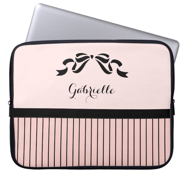 Chic Parisian Pink Pinstripes Black Bow und Name Laptopschutzhülle (Vorderseite)