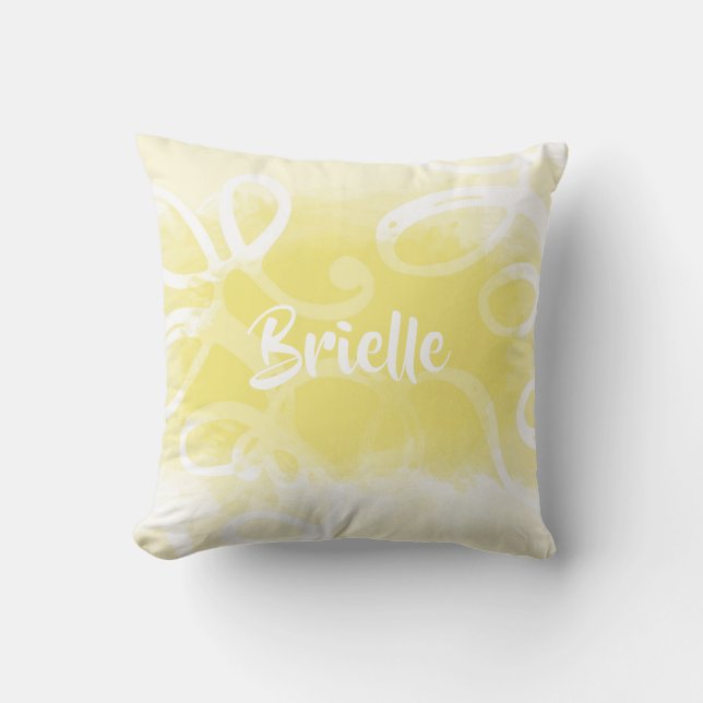 Chic Pastel Yellow Watercolor Wirbel mit Namen Kissen (Vorderseite)