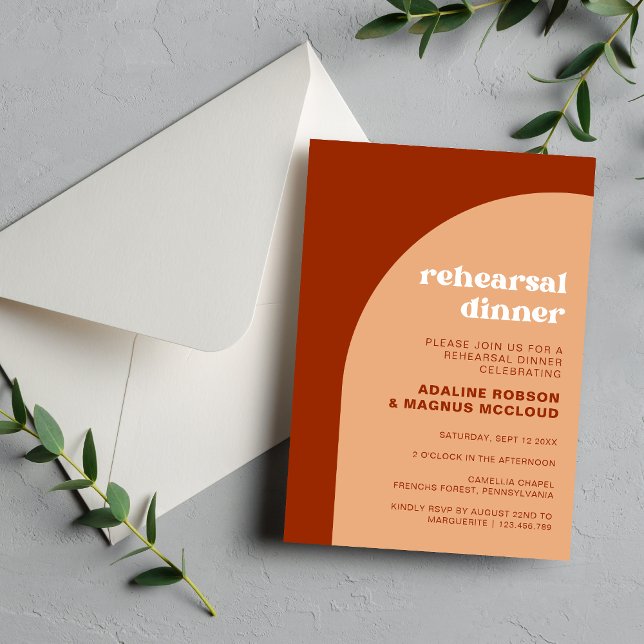 Chic Peach Boho Arch Hochzeit Probe Dinner Einladung (Chic peach boho arch rehearsal dinner invitation sets a warm tone for your pre-wedding celebration.)