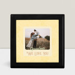 Chic Personalisiert Foto Text Großmutter vorhanden Erinnerungskiste<br><div class="desc">Mit unserer schicken Personalisierten Foto Text Geschenkboxen schaffen Sie ein personalisiertes und einzigartiges Geschenk! Mit der Möglichkeit, die Vorderseite der Box mit Ihrem Foto und Text, können Sie Ihre Geschenke aus der Erholung abheben. Unsere Geschenkboxen sind perfekt für jeden Anlass, für Geburtstage, Feiertage oder besondere Anlässe. Zeigen Sie Ihren Lieben,...</div>