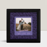 Chic Personalisiert Foto Text Großmutter vorhanden Erinnerungskiste<br><div class="desc">Mit unserer schicken Personalisierten Foto Text Geschenkboxen schaffen Sie ein personalisiertes und einzigartiges Geschenk! Mit der Möglichkeit, die Vorderseite der Box mit Ihrem Foto und Text, können Sie Ihre Geschenke aus der Erholung abheben. Unsere Geschenkboxen sind perfekt für jeden Anlass, für Geburtstage, Feiertage oder besondere Anlässe. Zeigen Sie Ihren Lieben,...</div>