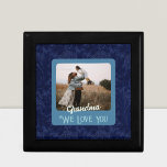 Chic Personalisiert Foto Text Großmutter vorhanden Erinnerungskiste<br><div class="desc">Mit unserer schicken Personalisierten Foto Text Geschenkboxen schaffen Sie ein personalisiertes und einzigartiges Geschenk! Mit der Möglichkeit, die Vorderseite der Box mit Ihrem Foto und Text, können Sie Ihre Geschenke aus der Erholung abheben. Unsere Geschenkboxen sind perfekt für jeden Anlass, für Geburtstage, Feiertage oder besondere Anlässe. Zeigen Sie Ihren Lieben,...</div>