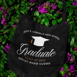 Chic Personalisiert Graduate Class of 2025 Black<br><div class="desc">Diese moderne,  nach Maß gefertigte Senior Abschluss Black Tote Tasche ist mit schicken,  weißen und goldenen Typografie unter einem High School- oder Uni-Namen für die Klasse von 2025. Passen Sie mit Ihrem geschlossen Jahr unter der schönen Kalligrafie für ein großartiges personalisiertes Graduiertengeschenk an.</div>