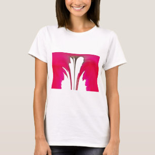 Chic phantastische Rote Rose unter dem weißen Himm T-Shirt