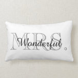 CHIC PILLOW_ " FRAU WONDERFUL " LENDENKISSEN<br><div class="desc">" FRAU WONDERFUL" GRAUER UND SCHWARZER TEXT AUF WEISSEM HINTERGRUND</div>