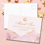 Chic Pink Gold Custom Bat Mitzvah Mazel Tov Postkarte<br><div class="desc">Chic rosa und goldfarben schmücken die Seite dieses stilvollen Bat Mitzvah Party Gratulationen Postcard. Mazel Tov! Passen Sie es unter dem Star of David an. Perfekte hübsche Postkarte für eine schicke,  stilvolle jüdische Familie,  die ein Mädchen feiert,  das zur Tora gerufen wird.</div>