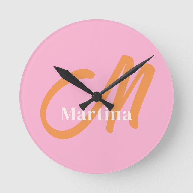 Chic Pink Orange Monogram Runde Wanduhr (Vorderseite)
