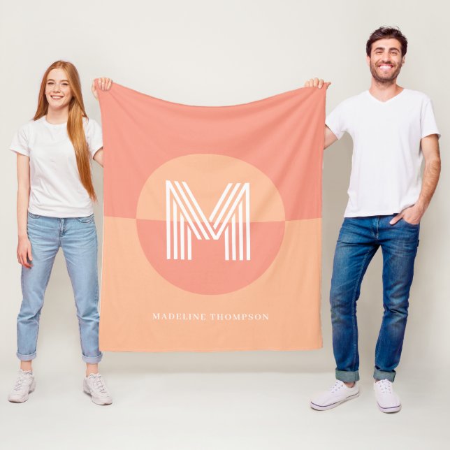Chic Pink Peach Geometric Modern Monogram Fleecedecke (Beispiel)