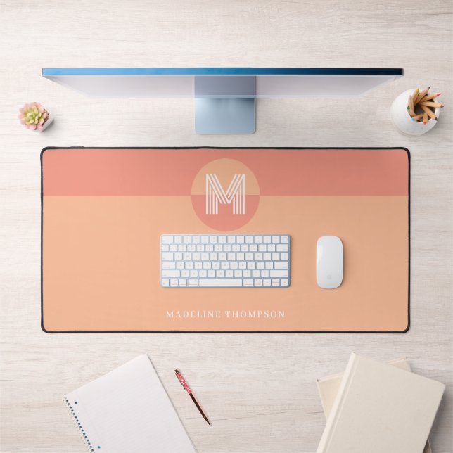 Chic Pink Peach Geometric Modern Monogram Schreibtischunterlage (Büro 1)