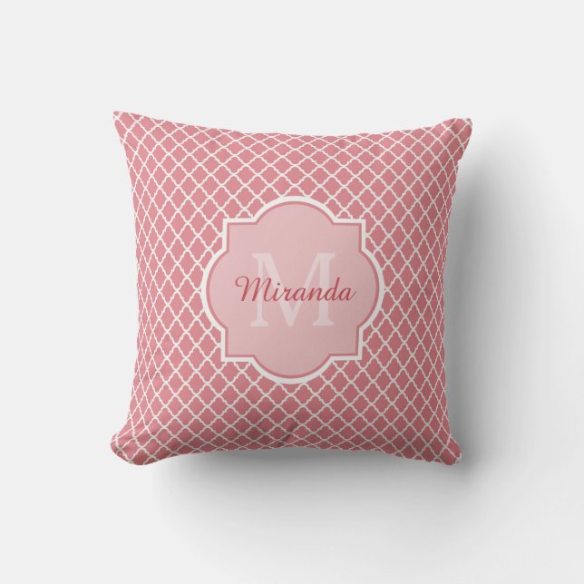 Chic Pink Quatrefolie Monogramm mit Name Kissen (Vorderseite)