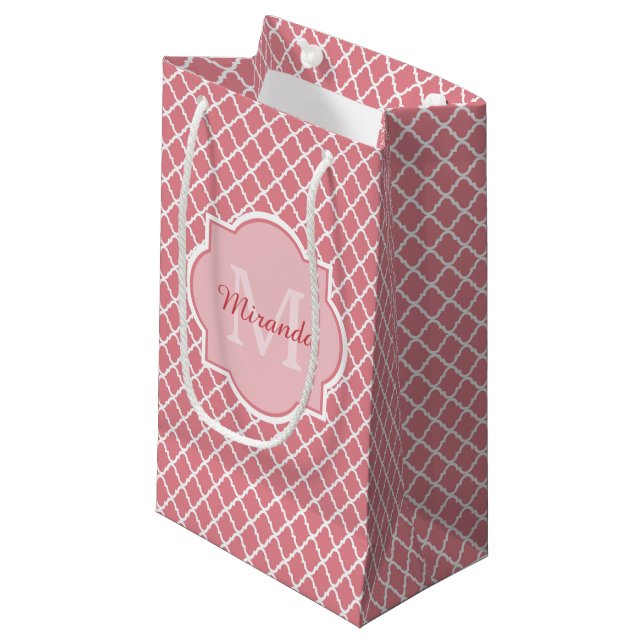 Chic Pink Quatrefolie Monogramm mit Name Kleine Geschenktüte (Vorderseite Schrägansicht)