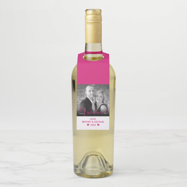Chic Pink Script Modern Hearts Schwarz-weißes Foto Flaschenanhänger (Auf Flasche)
