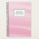 Chic Pink Watercolor Wash Modern Planer<br><div class="desc">Feminine und trendiger,  individueller Planer mit rosa Aquarell-Waschhintergrund. Personalisieren Sie diese,  indem Sie Ihren Namen oder Ihre kurze Phrase hinzufügen. Dieser moderne abstrakte Planer wird als personalisiertes Geschenk perfekt sein. Matching-Elemente sind verfügbar.</div>