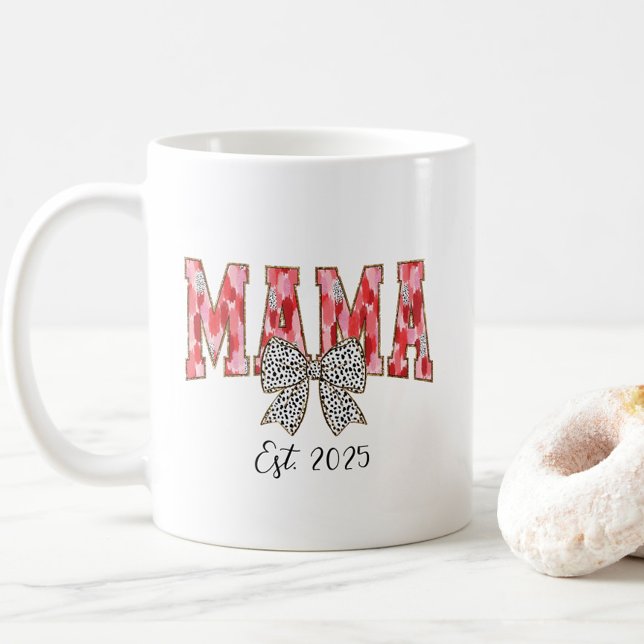 Chic Red and Pink Coquette Bow Mama Kaffeetasse (Chic brushstroke “Mama” mug with glitter accents, a coquette bow, and custom “Est. [Your Year].”)