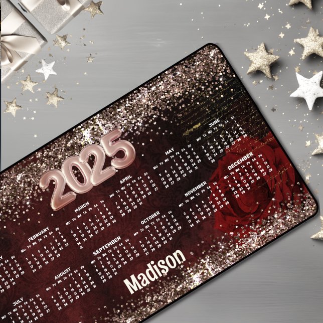 Chic Red Blume Imitate Gold Glitzer Monogramm 2025 Schreibtischunterlage (Von Creator hochgeladen)