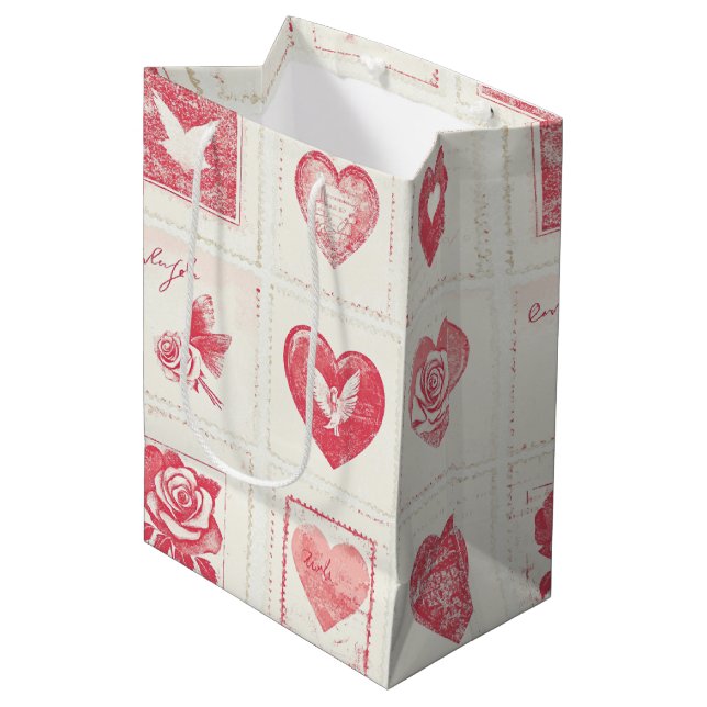 Chic Red Cream Valentine Mittlere Geschenktüte (Vorderseite Schrägansicht)