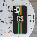 Chic Retro Stripes Monogramm Case-Mate iPhone Hülle<br><div class="desc">Erleben Sie Ihr Handyspiel mit der perfekten Mischung aus Retro-Flair und moderner Eleganz. Dieses individuell anpassbare Handy-Gehäuse verfügt über fette, übergroße Initialen in einem zeitlosen Serif-Schriftart, gepaart mit Ihrem Namen, der unten in einem schlichten, unterformatigen Text angezeigt wird. Set vor einem auffallenden schwarzen Hintergrund, lebendige Retro-Regenbogenstreifen verleihen diesem minimalistischen Design...</div>