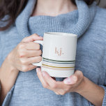 Chic Retro Stripes Monogramm Kaffeetasse<br><div class="desc">Ein minimalistisches Monogramm-Design mit großen typografischen Initialen in einem klassischen Schriftart mit Ihrem Namen unten und schicken Retro-Regenbogenfarben Streifen. Fügen Sie diesem Design Ihre benutzerdefinierte Formulierung hinzu, indem Sie die Felder "Diese Designvorlage bearbeiten" auf der rechten Seite des Elements verwenden, oder klicken Sie auf die blaue Schaltfläche "Anpassen", um den...</div>
