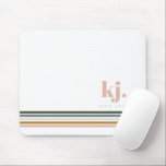 Chic Retro Stripes Monogramm Mousepad<br><div class="desc">Ein minimalistisches Monogramm-Design mit großen typografischen Initialen in einem klassischen Schriftart mit Ihrem Namen unten und schicken Retro-Regenbogenfarben Streifen. Personalisierte Mauspads sind die Antwort auf einen langweiligen Schreibtisch. Mitarbeiter, Lehrer und Freunde werden unsere Mauspads Liebe geben. Kaufen Sie sich einen für sich, um Ihr Arbeitsleben wieder aufzufangen! Jeder hat einen...</div>