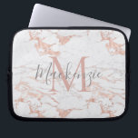 Chic-rosa Rosen-Goldfolien-Marmor-Monogramm Laptopschutzhülle<br><div class="desc">Chic erröten Rosen-Goldfolien-Monogramm des Rosa-| mit trendy Rosa- oder Rosengoldfolienmarmor und Ihrem individuellen Namen und Monogramm.</div>