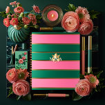 Chic Rosa und grün gestreift Planer<br><div class="desc">Elegante, individuell anpassbare Mit Monogramm Planer Embrace Eleganz mit diesem stilvollen mit Monogramm Notizbuch und Planer, mit einem zeitlosen rosa und grün gestreiften Design, ergänzt durch ein luxuriöses Goldblattmotiv. Dieser elegante Planer ist ideal für diejenigen, die Organisation mit einer Touch von Personalisierung schätzen. Der individuell anpassbare Text und das optionale...</div>