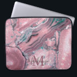 Chic Rose Gold Agate Geode Sparkle Monogram Laptopschutzhülle<br><div class="desc">Chic Rose Gold Agate Geode Sparkle Monogram Laptop-Sieb mit Marmor-Wirbel von aquamarin,  türkis,  Rose Gold,  und Lila Pflaume,  zusammen mit dem Funkeln von Imitat Glitzer auf der Oberseite bestreut. Fügen Sie Ihren Initial für ein wirklich benutzerdefiniertes Design hinzu. Ideal für Ihre schicke Ästhetik.</div>