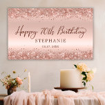 Chic Rose Gold Glitzer Happy 70th Birthday Script Banner<br><div class="desc">Elegante moderne Sparkle Rose Gold Glitzer Personalisiert Happy 70. (oder JEDES Alter) Geburtstagsparty Banner. Dieses feminine Girly Adult Birhday Party-Dekor mit "Happy 70th Birthday"-Text in einem stilvollen handgeschriebenen Kalligrafieschrift und individuelle Name, Datum auf rot rosa oder Rose Gold Imitate gebürstete metallische Folie Hintergrund mit lockeren Glam Glitzer Rahmen. Ideal für...</div>