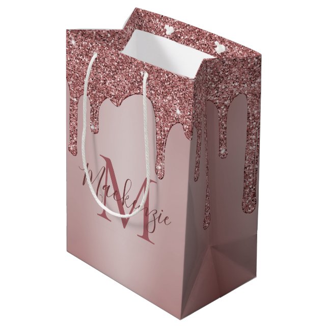 Chic Rose Gold Glitzer Tropfen Sparkone Monogramm Mittlere Geschenktüte (Rückseite Schrägansicht)