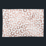 Chic Rose Gold Leopard Cheetah Animal Print Geschirrtuch<br><div class="desc">Dieses elegante und schicke Design ist perfekt für die moderne Mode. Es verfügt über ein Imitat gedruckt Rose Gold handgezeichnet Leopard/cheetah Safari Tierdruck auf einem einfachen weißen Hintergrund. Es ist hübsch, niedlich und trendig! ***WICHTIGE HINWEIS FÜR DESIGN: Für individuelle Designanfragen, wie z.B. passende Produktanfragen, Farbänderungen, Platzierungsänderungen oder andere Änderungswünsche, klicken...</div>