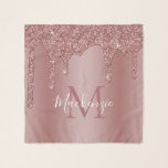 Chic Rose Gold Sparkle Glitzer Tropfen Monogram Schal<br><div class="desc">Girly Rose Gold Sparkle Glitzer Tropfen Monogram Square Scarf mit Mode Imitats rot Rosa/Rose Gold Glitzer Tropfen auf einem schicken Hintergrund mit Ihrem eigenen Monogramm und Namen. Bitte kontaktieren Sie uns unter cedarandstring@gmail.com ,  wenn Sie Hilfe beim Design oder den passenden Produkten benötigen.</div>