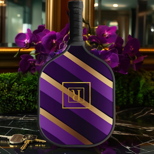 Chic Royal Lila und Gold Monogram Pickleball Schläger (Monogrammed Royal Purple and Violet Striped Pickleball Paddle)