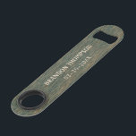 Chic Rustic Steel Gray Blue Wood Grain Muster Speed Flaschenöffner<br><div class="desc">Moderne,  aber rustikale,  dunkelblaue und braun farbige Holzkörnmuster Design mit Raum zu gestalten oder personalisieren mit Namen und Datum,  oder begrenztem Text Ihrer Wahl. Vergnügungspark,  Gastgeschenk und persönliches Memento für besondere Anlässe und Anlässe wie Jubiläum,  Bachelor-Party,  Weihnachts-kleine Geschenk,  für Hochzeitsgäste,  Trauzeuge oder Trauzeugen.</div>