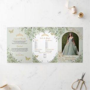 Chic Sage Green Floral Butterfliegen Quinceañera Dreifach Gefaltete Einladung
