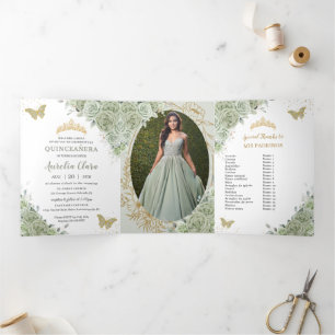 Chic Sage Green Floral Butterfliegen Quinceañera Dreifach Gefaltete Einladung